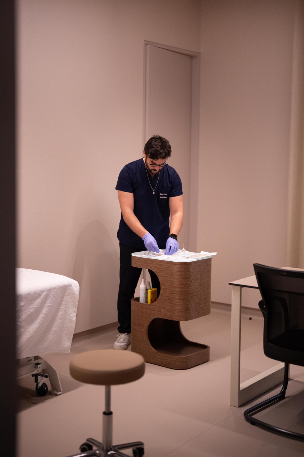 Preparação de material estéril junto à marquesa antes de um procedimento